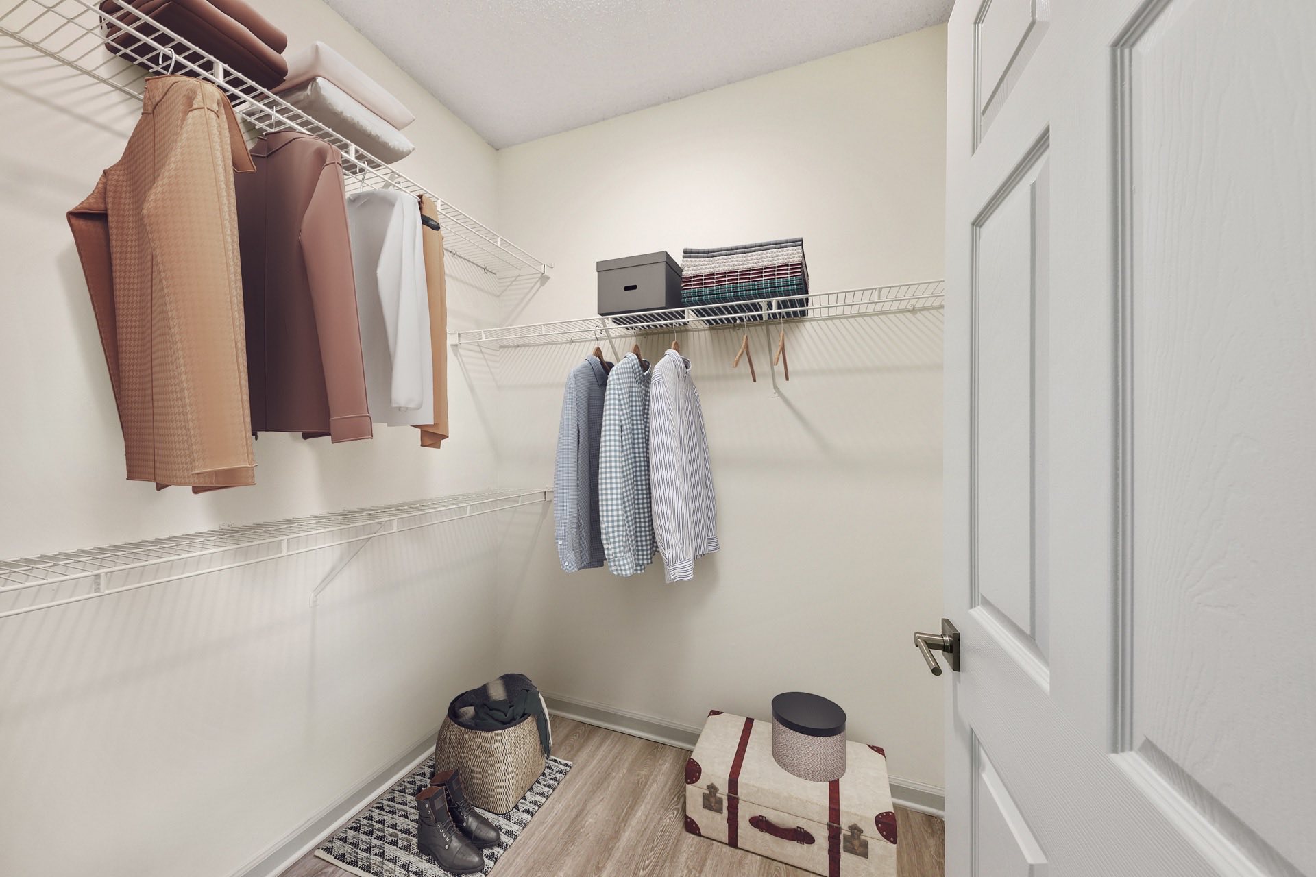 walk-in closet with wire shelving